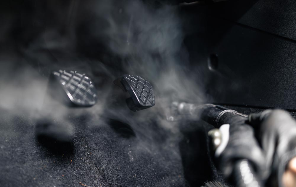 Pendaler som blir rengjorda av ånga